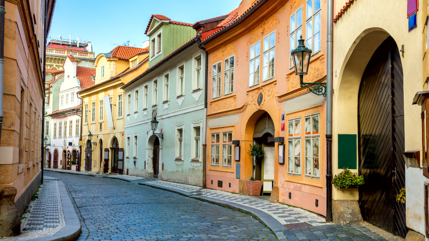 Blick in eine Gasse der Prager Altstadt.